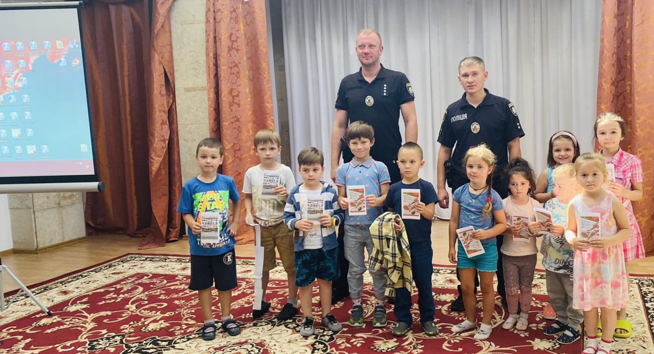 Сьогодні поліцейські офіцери Борщагівської територіальної громади провели пізнавальну лекцію діткам в дитячому садочку “Чайка”.