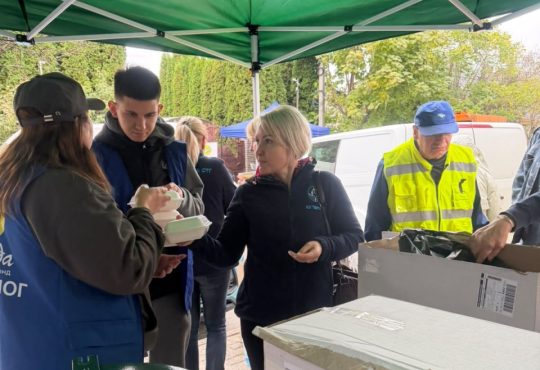 На місці ворожого влучання організовано харчування та надання допомоги мешканцям