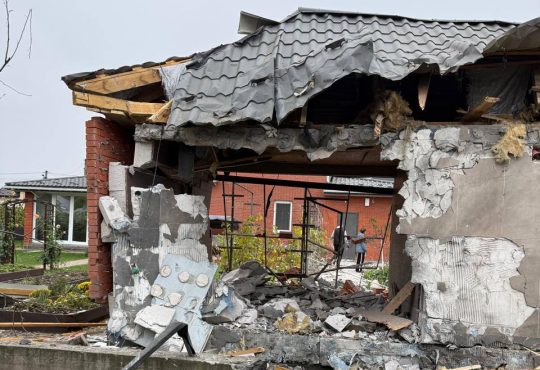 Сьогодні близько 6:00 ранку внаслідок падіння уламків знову зафіксовано пошкодження у приватному секторі громади.