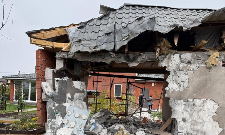Сьогодні близько 6:00 ранку внаслідок падіння уламків знову зафіксовано пошкодження у приватному секторі громади.