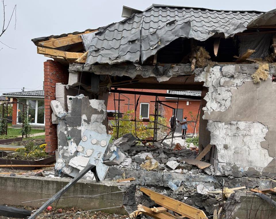 Сьогодні близько 6:00 ранку внаслідок падіння уламків знову зафіксовано пошкодження у приватному секторі громади.